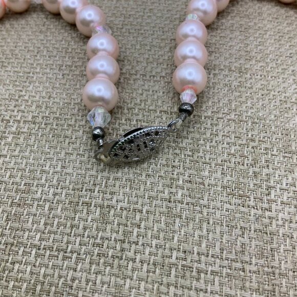 Pink Faux Pearls Vintage AB Iridescent Beads Classic Elegant Necklace - Picture 4 of 6